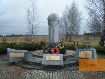 Bild:Pinsk, 2011, Das 1992 beim Waldstück Dobraja Wolja errichtete Denkmal für die Opfer der Massenerschießungen von 1942, Vadim Akopyan