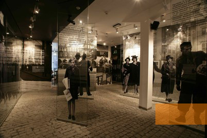 Bild:Krakau, 2010, Blick in die Dauerusstellung, Muzeum Historyczne Miasta Krakowa Oddzial Fabryka Emalia Oskara Schindlera