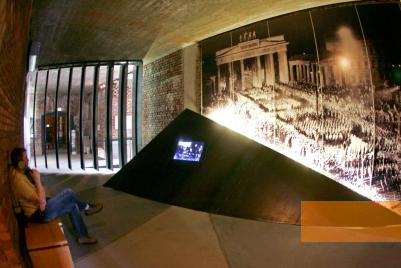 Bild:Nürnberg, 2006, Ausstellungsraum in der unvollendet gebliebenen Kongresshalle, Museen der Stadt Nürnberg, Christine Dierenbach