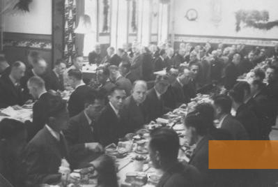 Bild:Haaren, 1941, Geiseln aus den Niederlanden und Niederländisch-Indien beim Essen, Image bank WW2 – NIOD