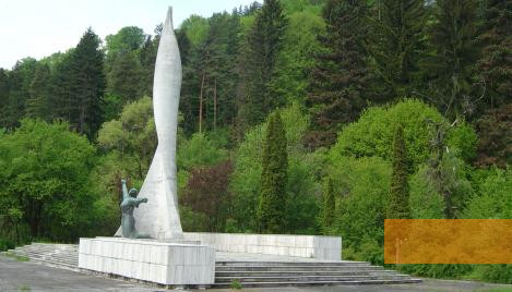 Bild:Deutschdorf an der Gran, 2004, Denkmal für die Opfer des Slowakischen Nationalaufstands in Nemecká, Stiftung Denkmal