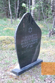 Bild:Jurburg, um 2006, Gedenkstein an der Erschießungsstelle an der Landstraße nach Smalininkai, Joel Alpert