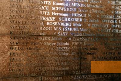 Bild:Pressburg, 2001, Gedenktafel für im Holocaust ermordeten Rabbiner im Museum, Múzeum židovskej kultúry