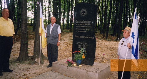 Bild:Schtschitki bei Winnyzja, 2002, Einweihung des Denkmals für die ermordeten Juden, Ilja Grobman