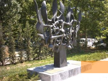 Bild:Saloniki, 2006, Seitenansicht des Holocaustdenkmals, Alexios Menexiadis