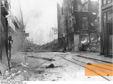 Bild:Caen, 1944, Zerstörungen in der Stadt, Bundesarchiv, Bild 146-1984-035-05A, Friedrich Zschäckel