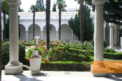 Bild:Jalta, 2011, Innenhof des Liwadija-Palastes mit Garten, Armin Krake