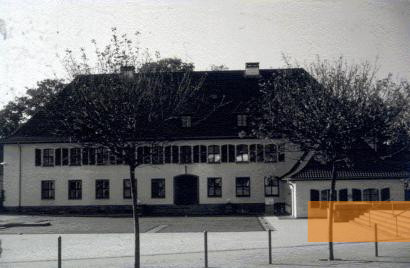 Bild:Stadtallendorf, 2002, Ein Teil des ehemaligen Verwaltungsgebäudes der Dynamit AG beherbergt heute das DIZ, Archiv DIZ Stadtallendorf