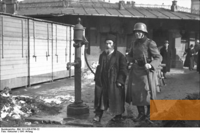 Bild:Krakau, 1941, Razzia von deutscher Ordnungspolizei in Kazimierz, Bundesarchiv, Bild 101I-030-0780-23