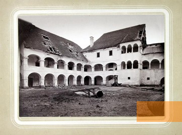 Bild:Kerestinec, 1880, Der beschädigte Innenhof des späteren Konzentrationslagers, Ministerium für Kultur Republik Kroatien