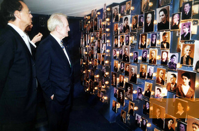 Bild:Offenburg, 2002, Der damalige Bundespräsident Johannes Rau bei der Besichtigung des Erinnerungsraumes während der Eröffnung, Stadtarchiv Offenburg