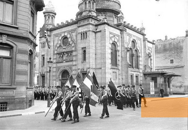 Bild:Luxemburg (Stadt), um 1942, Nazi-Aufmarsch vor der Alten Synagoge während der Zeit der deutschen Besatzung, gemeinfrei