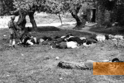Bild:Kondomari, 1941, Deutscher Fallschirmjäger neben erschossenen Männer aus Kondomari, Bundesarchiv, Bild 101I-166-0527-04, Franz Peter Weixler