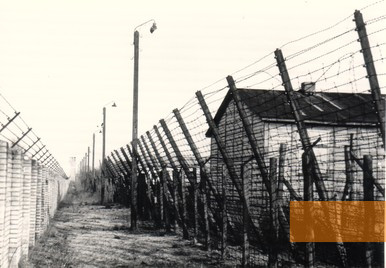 Bild:Esterwegen, 1950er Jahre, Zaun um das ehemalige Lager, Aktionskomitee DIZ Emslandlager e.V., Papenburg; Sammlung Kromschröder/Vinke