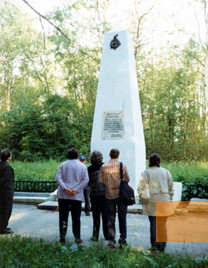 Bild:Wjasowenka, 2003, Besucher am Denkmal, Nautschno-proswetitel'skij Zentr »Holocaust«, Ekaterina Busdalowa