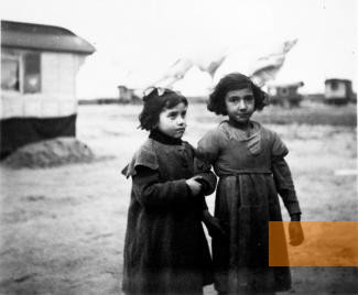 Image: Berlin-Marzahn, between 1933 and 1939, Gregor and Heinrich Lehmann's children at the Marzahn »Gypsy Camp«, Bundesarchiv, Bild 146-1987-035-20A, N/A
