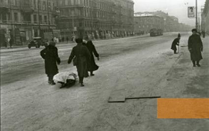 Bild:Leningrad, 1941–1944, Bewohner ziehen einen Sarg über den Newskij Prospekt, Deutsch-Russisches Museum Berlin-Karlshorst, Nikolaj Chandogin