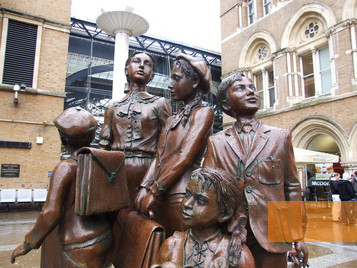 Bild:London, 2007, Kindertransport-Denkmal vor dem Bahnhof, Terry Moran, www.flickr.com/photos/tezzer57/