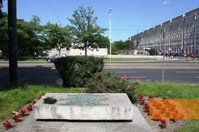 Bild:Warschau, 2013, Gedenkstein für die Opfer des Frauengefängnisses »Serbia« gegenüber des Museums Pawiak, Stiftung Denkmal
