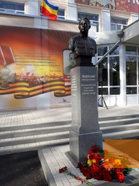 Bild:Rostow am Don, 2018, Neues Denkmal zu Ehren Petscherskis, Natalja Tschekurowa