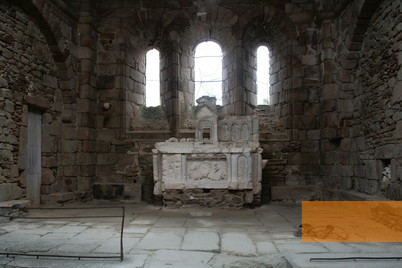 Bild:Oradour-sur-Glane, 2009, Altar der zerstörten Kirche, Alain Devisme
