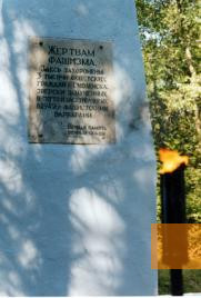 Bild:Wjasowenka, 2003, Gedenktafel für die ermordeten Smolensker Juden, Nautschno-proswetitel'skij Zentr »Holocaust«, Ekaterina Busdalowa