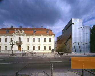 Bild:Berlin, 2001, Außenansicht mit Altbau und Libeskind-Bau, Jüdisches Museum Berlin, Bitter+Bredt