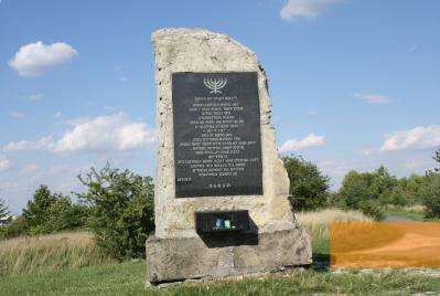 Bild:Krakau-Plaszow, 2008, Gedenkstein für die jüdischen Opfer des Lagers, Lars K. Jensen