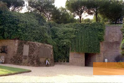 Bild:Rom, 2000, Eingang in die Ardeatinischen Höhlen, Mario Setter