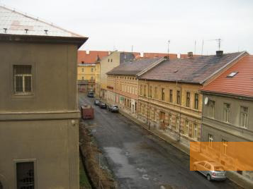 Bild:Theresienstadt, 2009, Straße in der heute etwa 3.000 Einwohner zählenden Stadt, Stiftung Denkmal, Adam Kerpel-Fronius