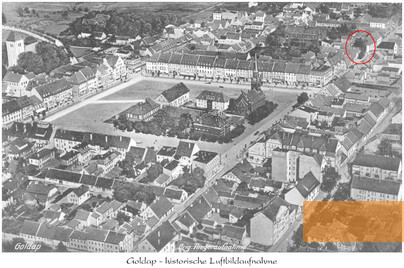 Bild:Goldap, o.D., Luftaufnahme vom Marktplatz – der Standort der Synagoge ist markiert, Kreisgemeinschaft Goldap e. V.