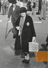 Bild:Berlin, 1941, Ab September 1941 wird das Tragen eines gelben Sterns Pflicht, Bundesarchiv, Bild 183-B04490A, k.A.