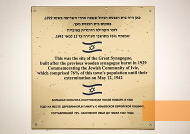 Bild:Iwje, o.D., Plakette an einer ehemaligen Synagoge, jewish-tour.com