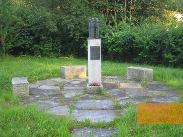 Bild:St. Pantaleon, 2008, Denkmal in der Erinnerungsstätte Lager Weyer, gemeinfrei