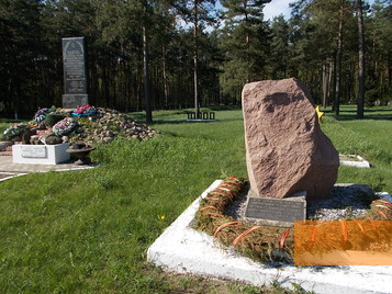 Bild:Bobruisk, 2013, Das Denkmal beim Ort der Massenerschießungen in Kamenka, avner