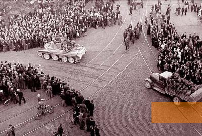 Bild:Riga, Juni 1940, Sowjetische Truppen besetzen Lettland, public domain