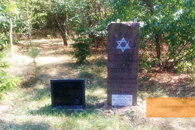 Bild:Kielce, 2015, Gedenkstein am Massengrab der Opfer des Pogroms auf dem Jüdischen Friedhof, Stiftung Denkmal