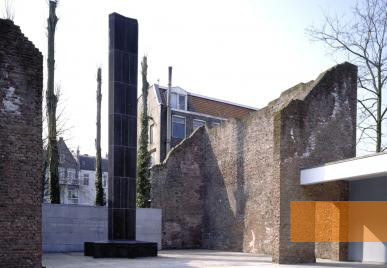 Bild:Amsterdam, 2003, Innenhof mit Denkmal, Joods Historisch Museum