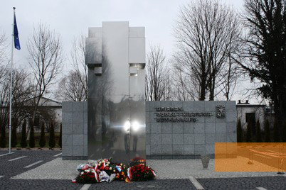 Bild:Sonnenburg, 2015, Das 2014 eingeweihte Denkmal vor dem Museumsgebäude, Stiftung Denkmal