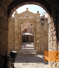 Bild:Rhodos-Stadt, 2009, Eingang zur 1577 erbauten Kahal-Shalom-Synagoge, Louis Davidson