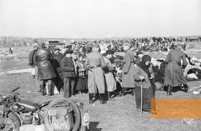 Bild:Lubny, 16. Oktober 1941, Juden aus Lubny geben vor ihrer Erschießung ihre Wertsaschen ab, Hamburger Institut für Sozialforschung, Sammlung Haehle