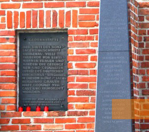 Bild:Auschwitz-Birkenau, 2009, Deutsche Inschrift von 1973 am Denkmal, RomaTrial e.V.