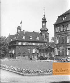 Bild:Saarbrücken um 1936, Teile des Schlossplatzes und Nordflügel des Schlosses mit Sitz der Staatspolizeizentrale Saarbrücken, Stadtverband Saarbrücken, Max Wentz