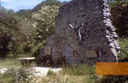 Bild:Monte Sole, 2000, Ruinen des Dorfes Caprara, Parco Storico di Monte Sole