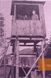 Bild:Loibl, 1944, Wachturm mit Posten, Gedenkstätte Loibl KZ Nord