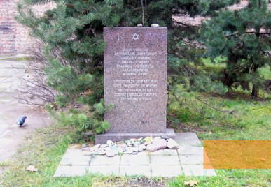 Bild:Kaunas, 2011, Gedenkstein für die Opfer des Massakers bei den »Lietūkis-Garagen«, Stiftung Denkmal 