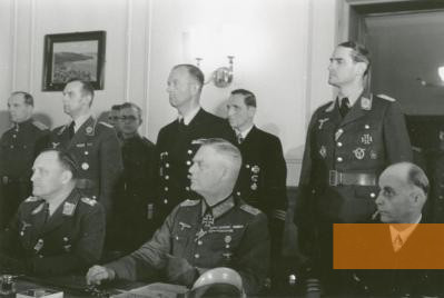 Bild:Berlin, 8. Mai 1945, Generalfeldmarschall Wilhelm Keitel vor der Unterzeichnung der Kapitulation, Museum Berlin-Karlshorst