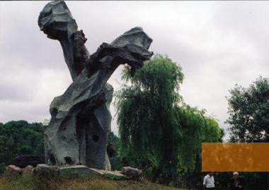Bild:Kischinau, 2005, »Denkmal für die Opfer des Faschismus« an der Stelle der Massenerschießungen, Stiftung Denkmal
