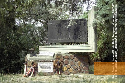 Bild:Balf, 2002, Das später zerstörte Denkmal aus dem Jahr 1968, József Bárdics