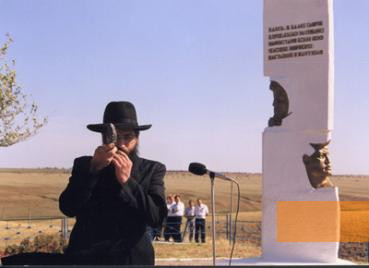 Bild:Elista, 9. September 2004, Gedenkveranstaltung, Nautschno-proswetitel'skij Zentr »Holocaust«, Elja Sarjajewa